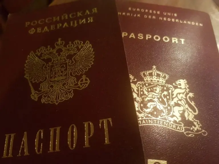 Russisch en Nederlands paspoort